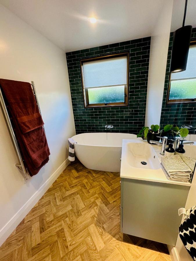 2 Bed Beckenham Beauty - Pet Friendly Villa Christchurch Bagian luar foto